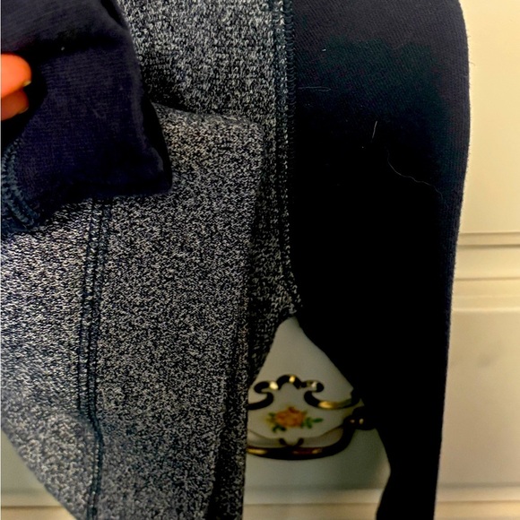 Roots Toddler Sweatshirt 3T Like New - Picture 4 of 4